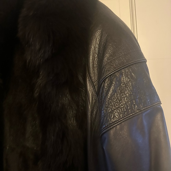 Vintage leather coat with fox fur trim. Lined with sheer ed fox inside! - Picture 4 of 7